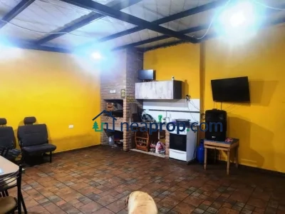 Posadas. Casa 3 dormitorios, Quincho Cochera Cubierta